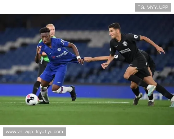 切尔西边路推进形成宽度